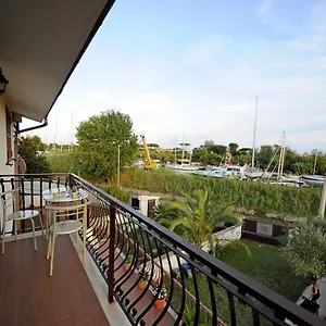 Гостевой дом A La Vue Bagno Condiviso Shared Both2piano No Lift No Navetta A Pagamento Aria Condizionata Ed Extra Bed 3 Minuti A Piedi Da Bus Per Fiera Di Roma, Фьюмичино